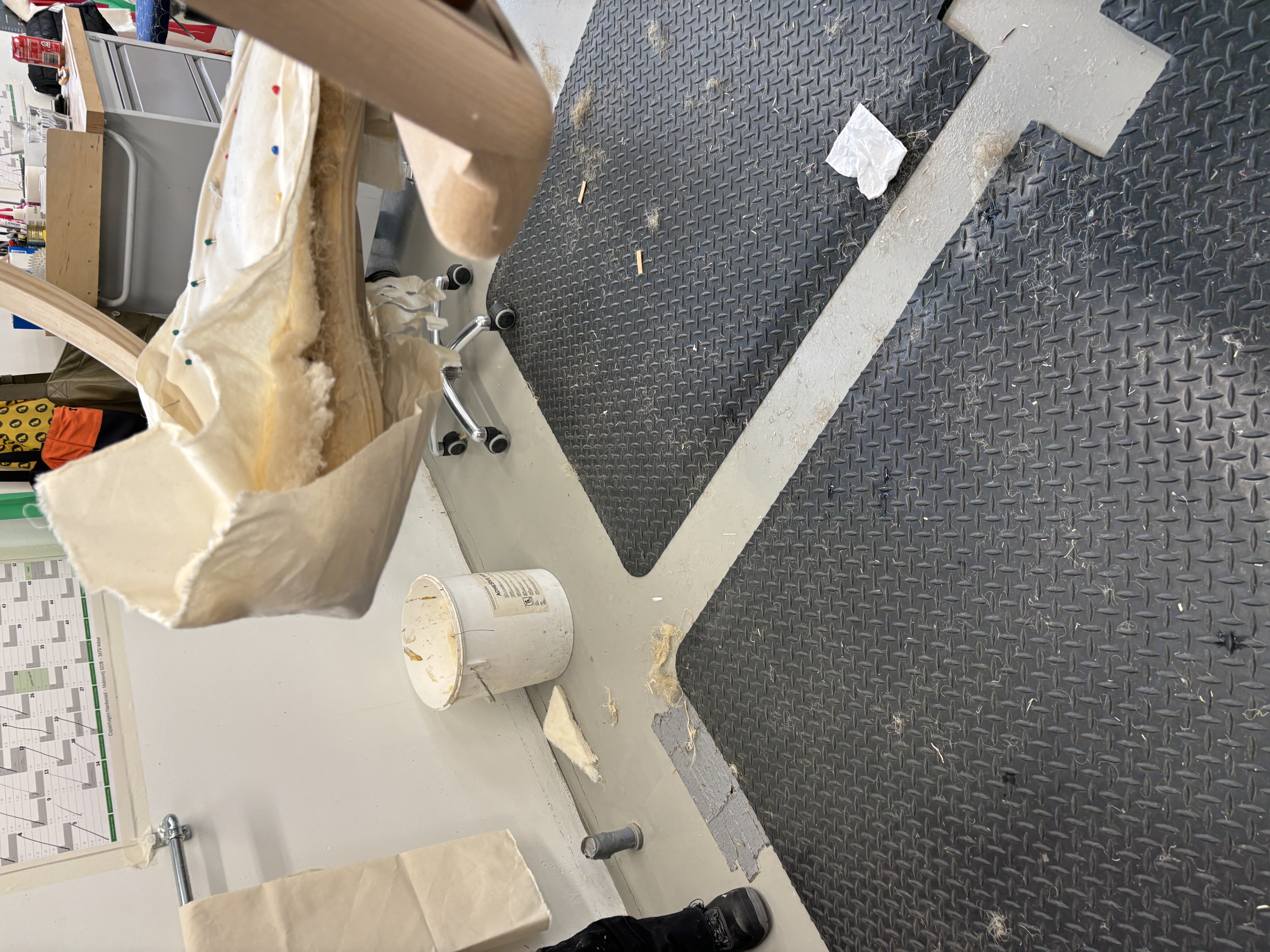PPモブラー工房で製作中のベアチェア PP19の張り込み工程