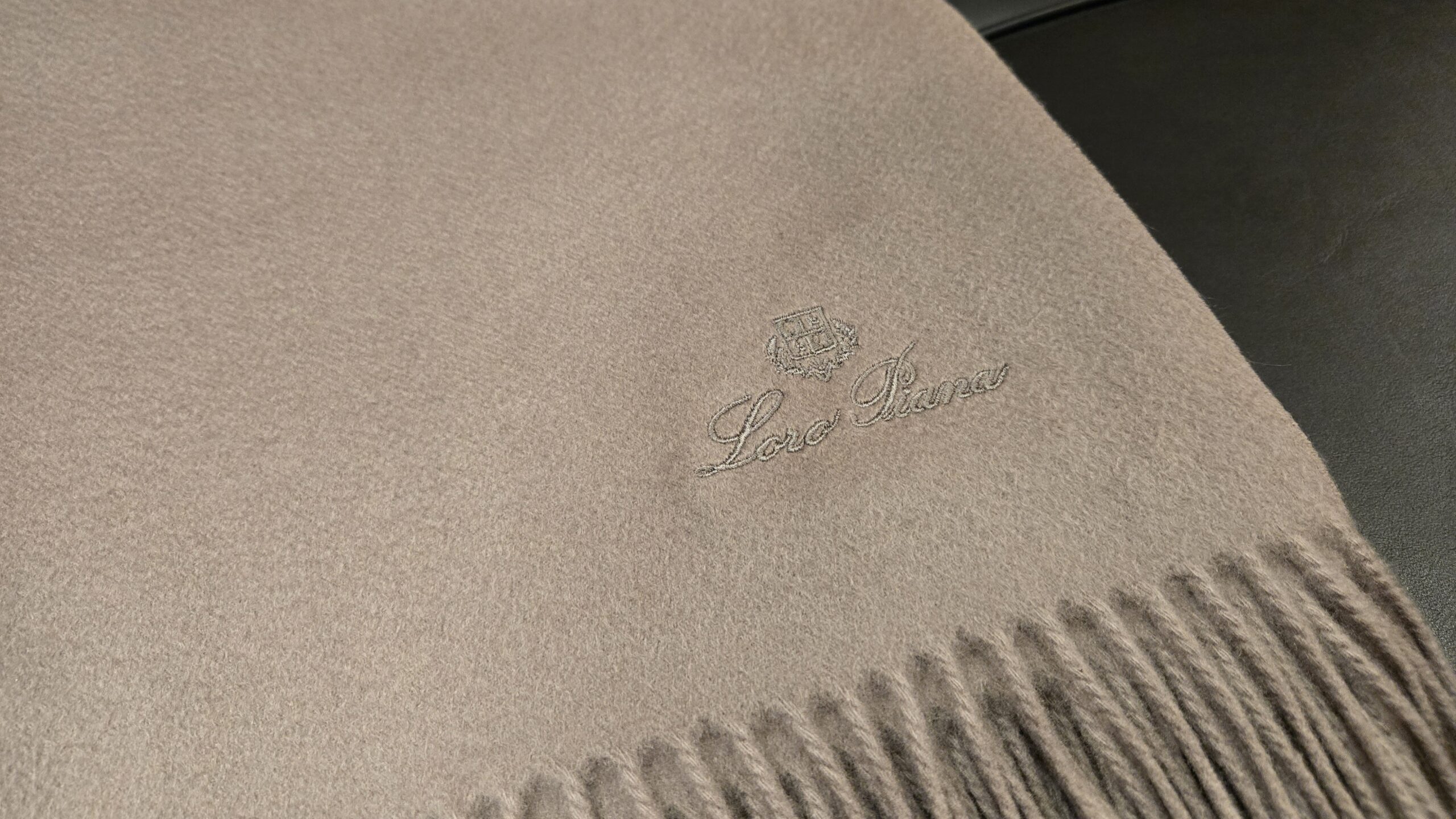 Loro Piana INTERIORS】極上の肌触りのスローで秋冬を楽しむ | DANSK